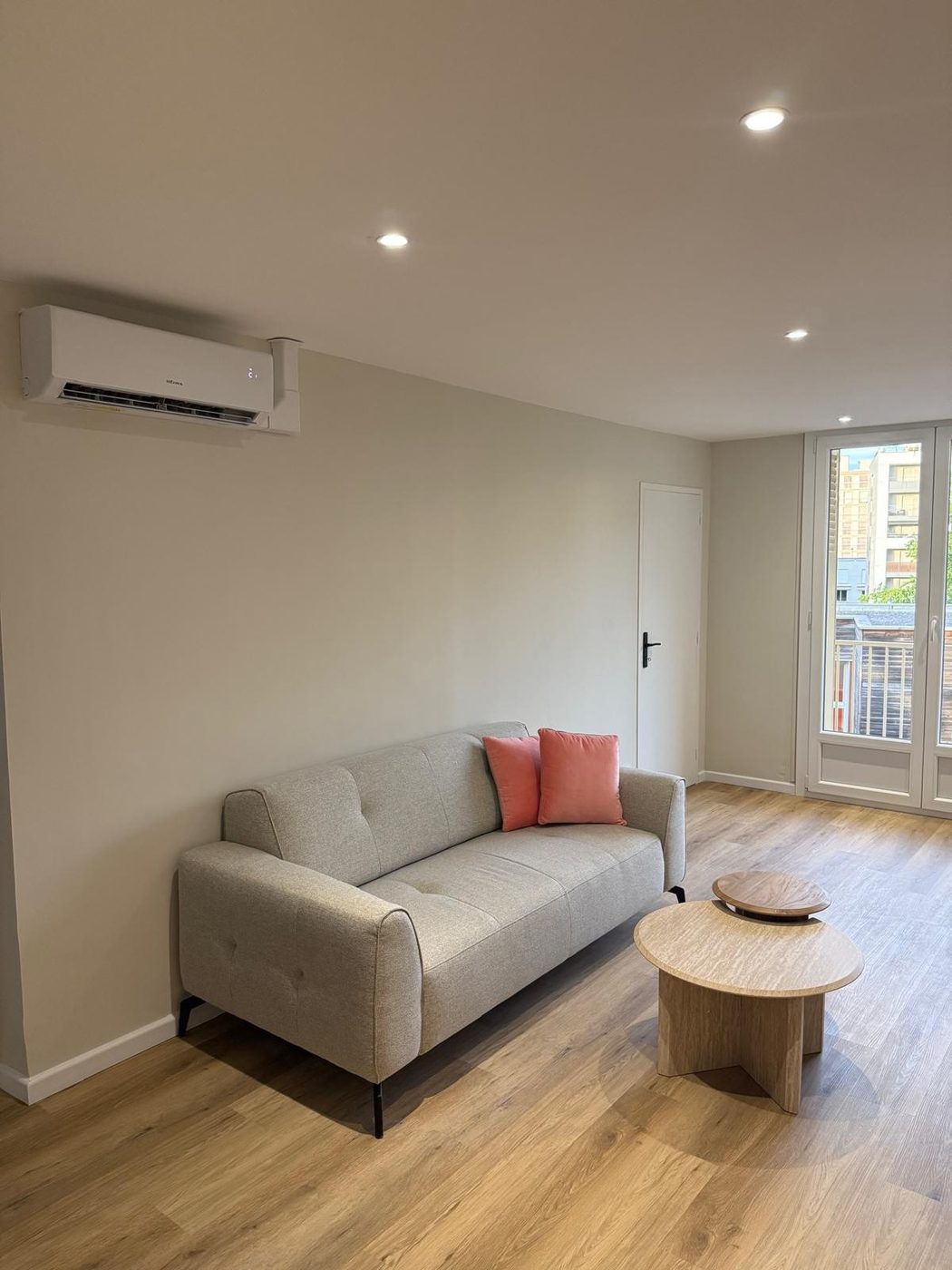 Climatisation réversible dans un salon rénové