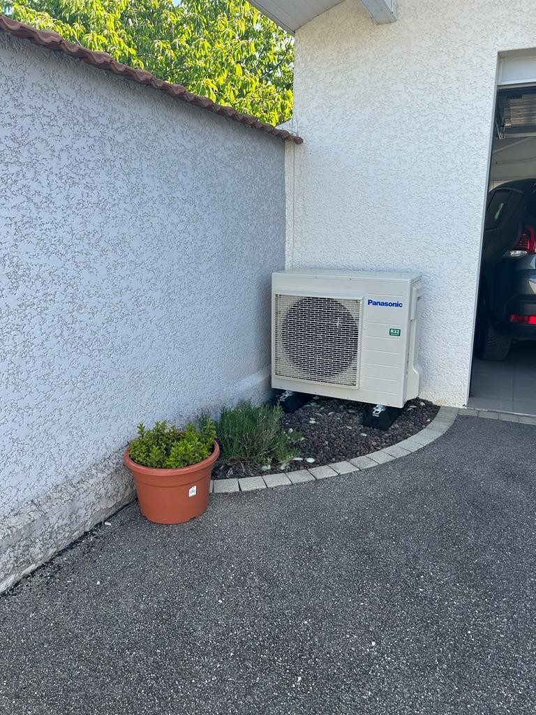 Pompe à chaleur air/eau installée dans un jardin