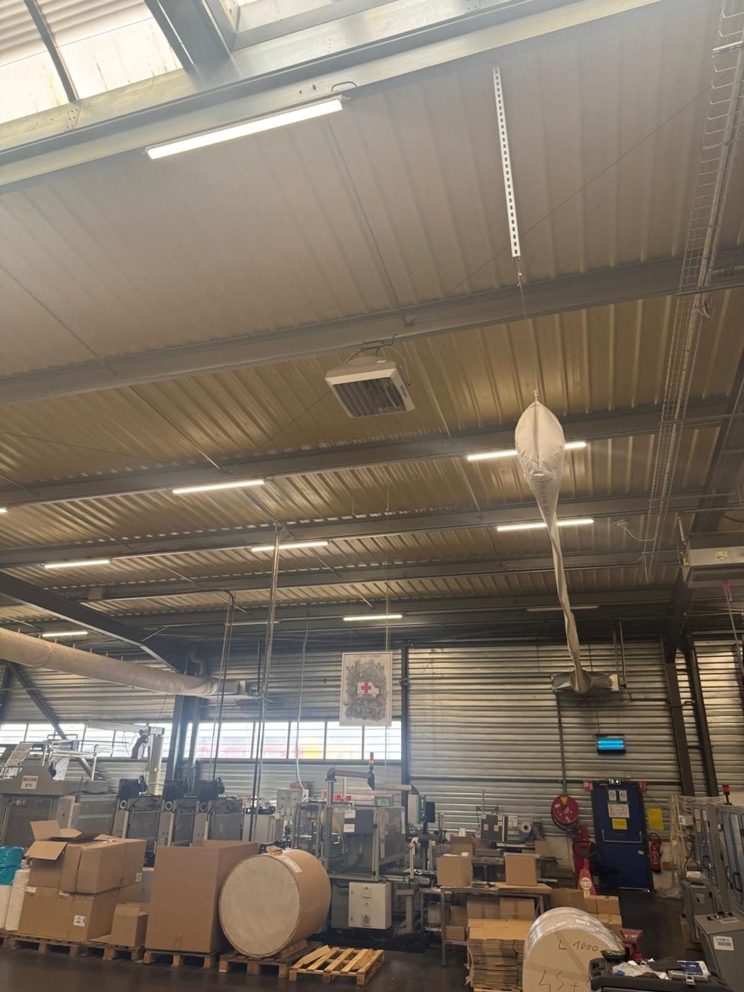 Déstratificateur d'air sous la toiture d'un atelier