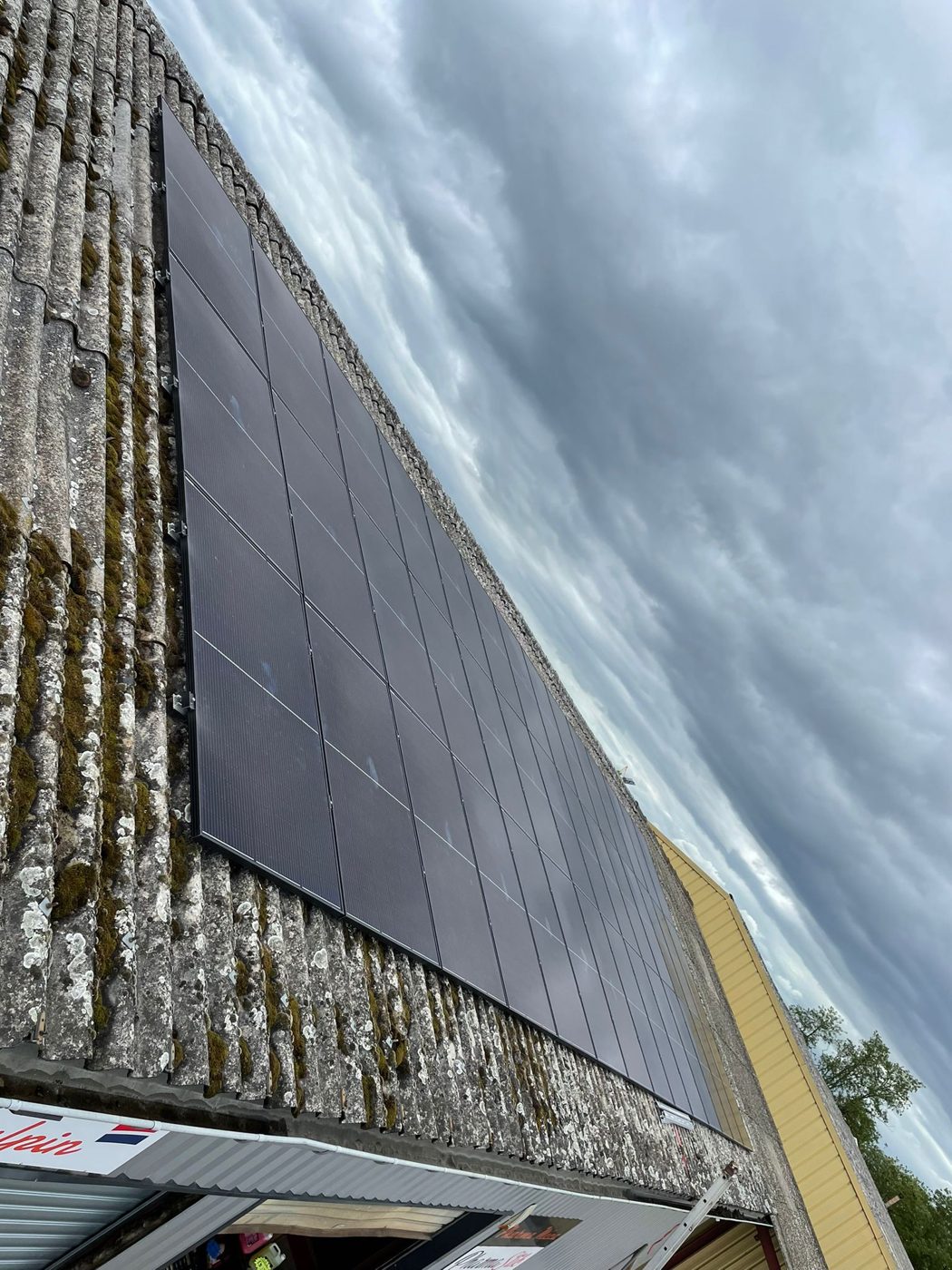 Panneaux photovoltaïques sur toiture fibrociment d'un bâtiment professionnel